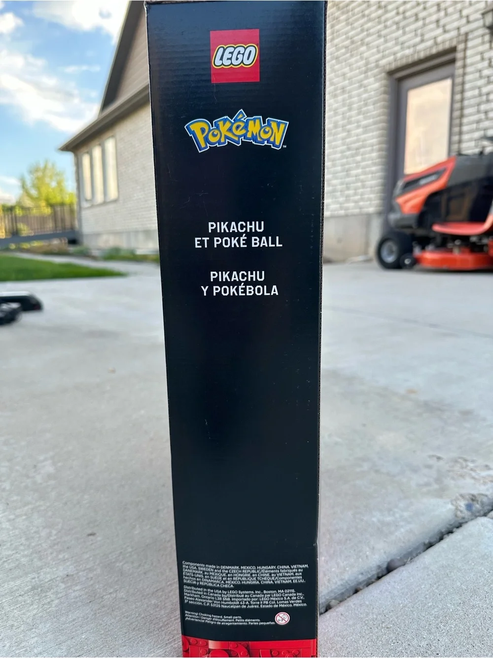 NIB / LEGO Pokémon Pikachu and Poké Ball Building Set - Yellow